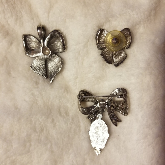 Jewelry - Picture 2 of 3